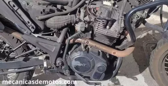 mi moto suena como matraca cuando acelero